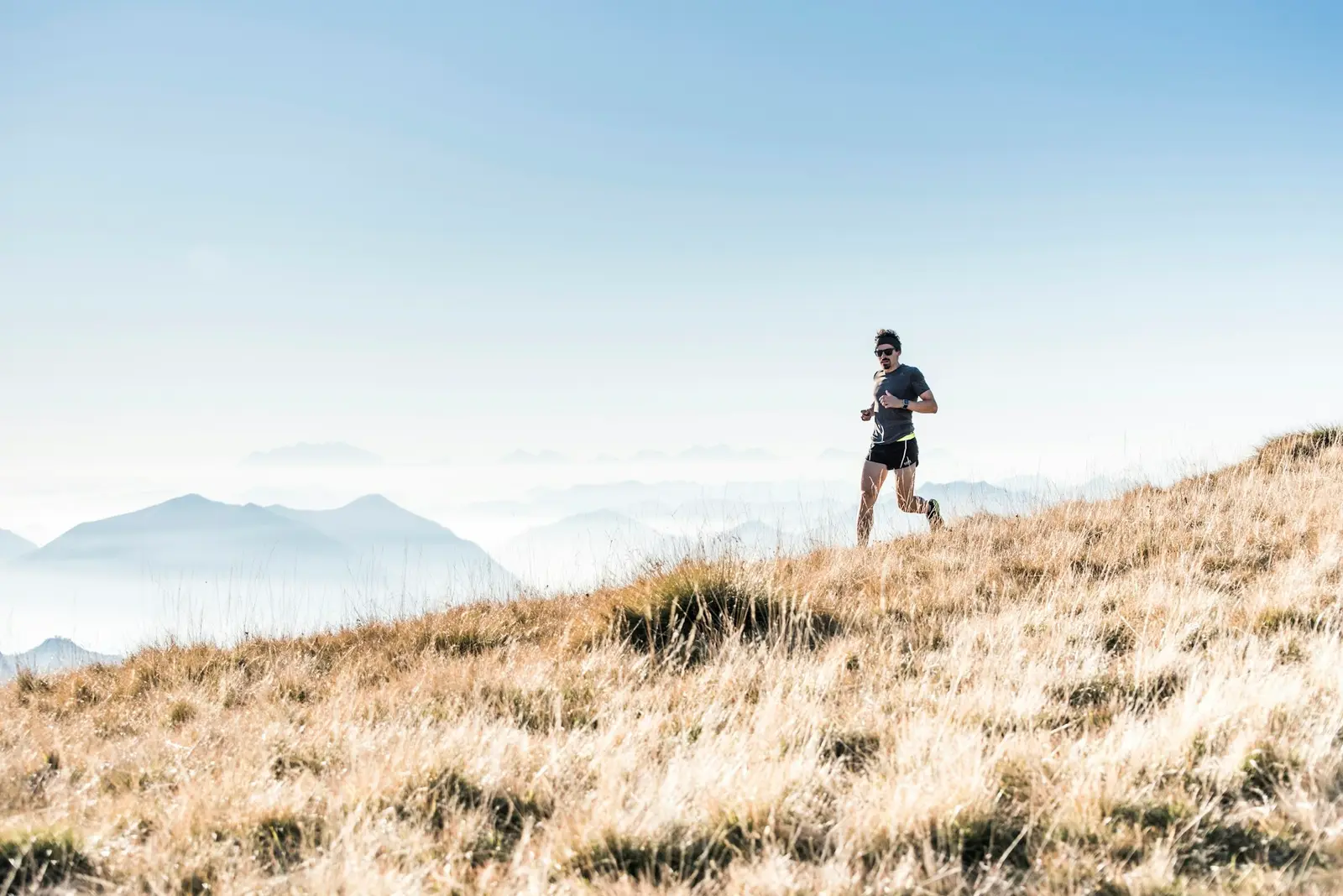 Coureur de trail sur une crête de montagne