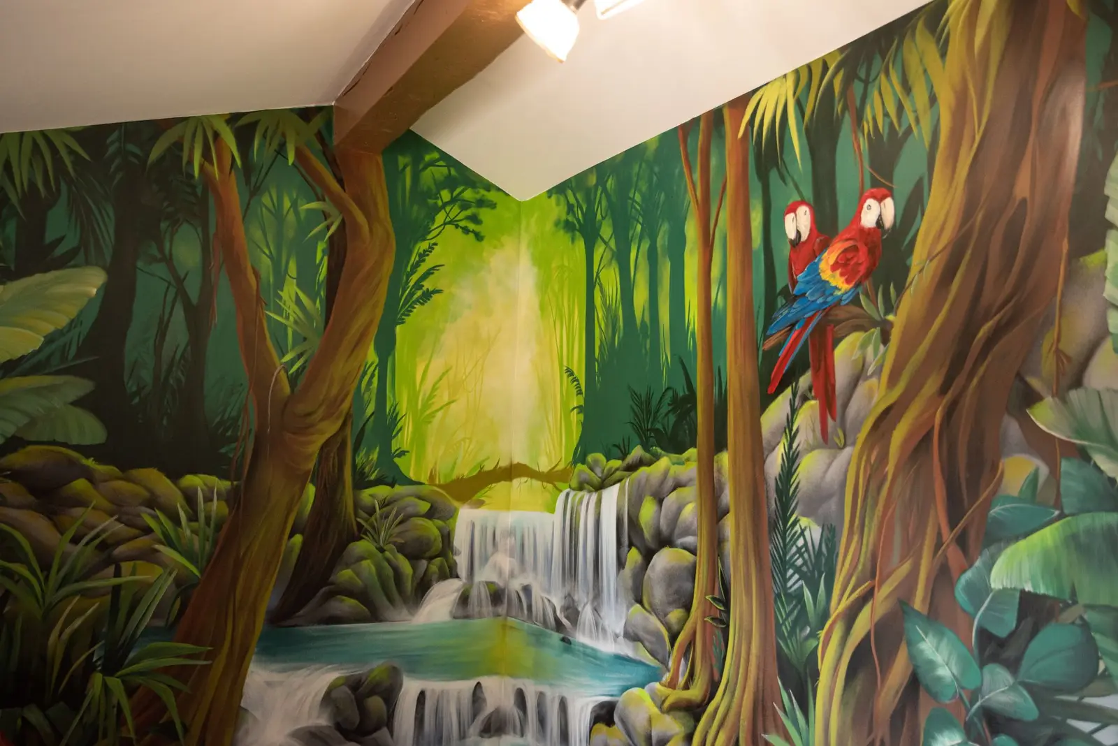 Fresque murale peinte à la main : cascade, forêt tropicale et perroquets