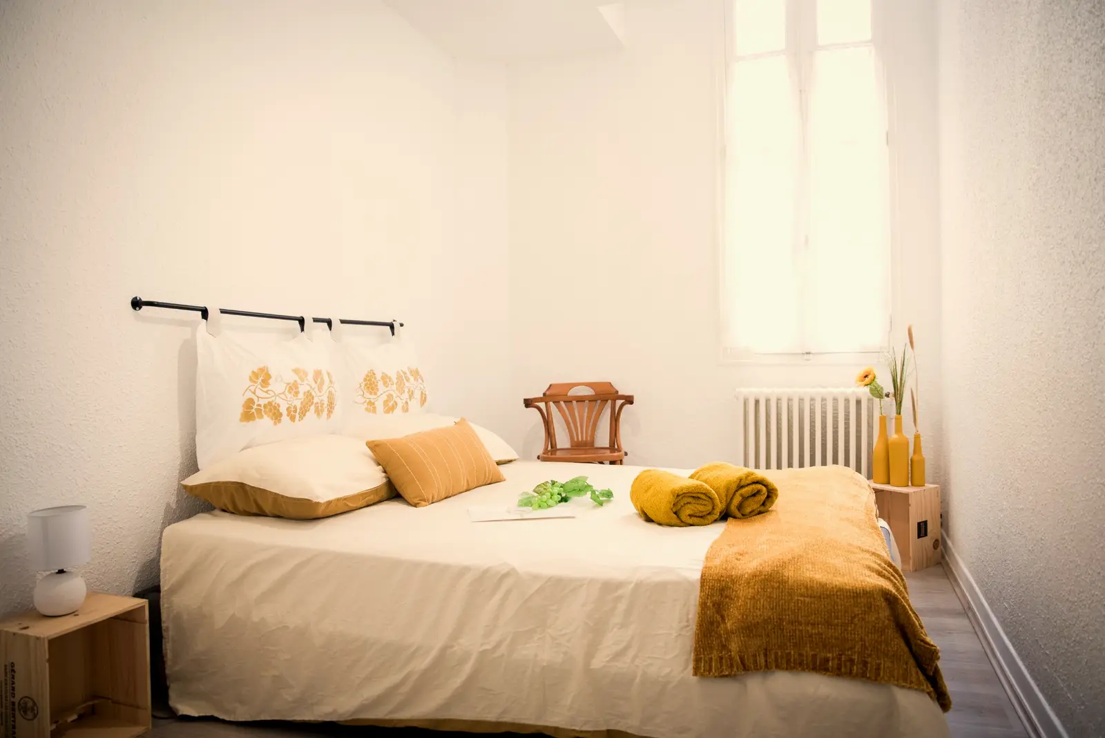 Chambre Vin blanc : lit double aux tons dorés et tête de lit à motif de vigne