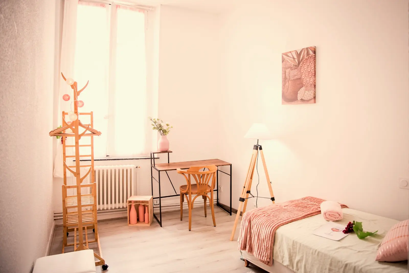 Chambre Rosé : lit simple, bureau et décoration rose poudré