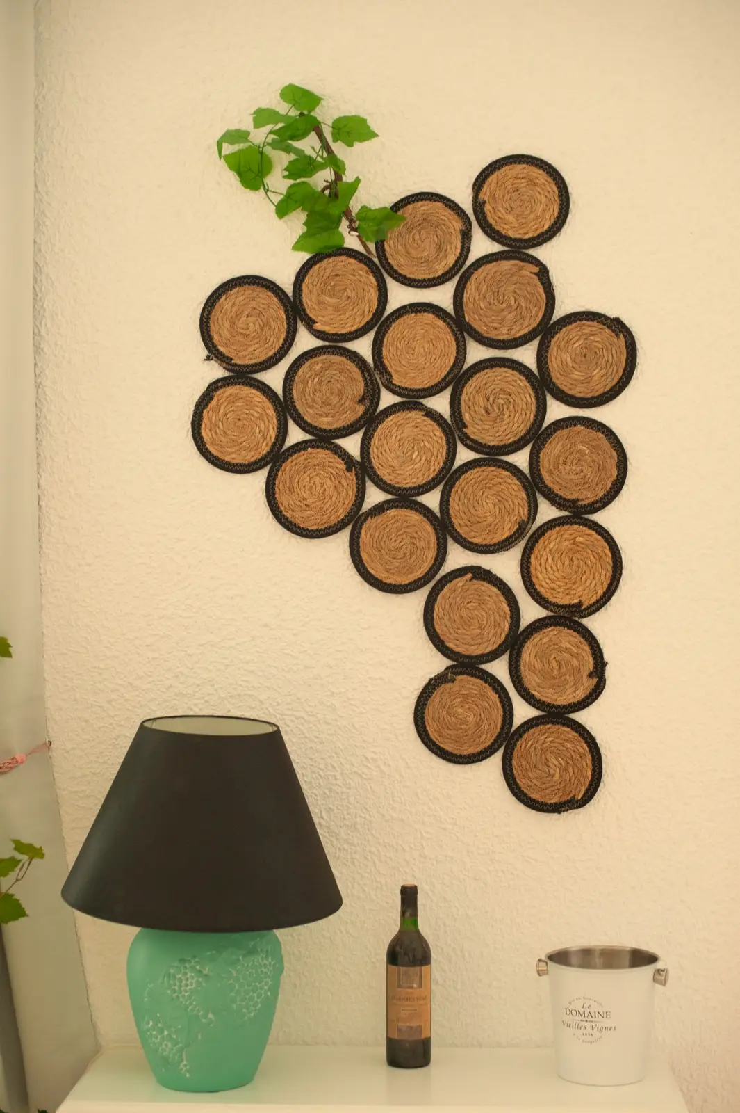 Grappe de raisin murale en dessous-de-verre tressés, lampe et bouteille ancienne